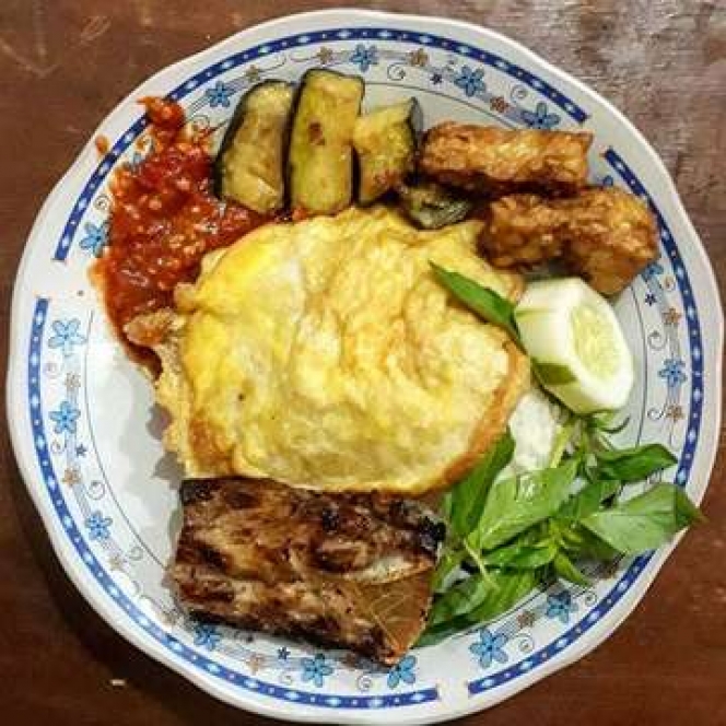 Ini lho 6 Penyetan Paling Enak di Surabaya yang Gak Boleh di Lewatkan Para Penikmat Makanan Pedas