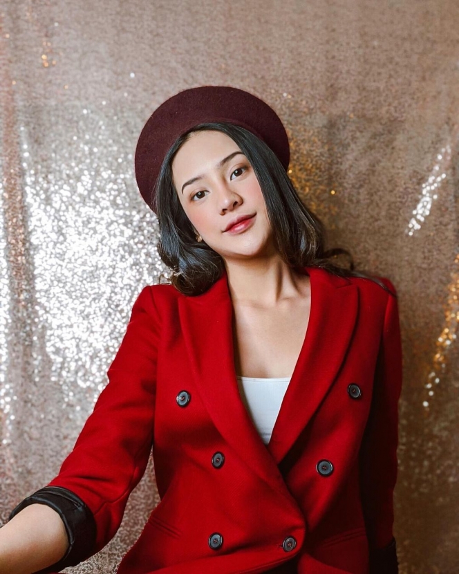 Menantang Banget, Berikut 10 Potret Anya Geraldine Tampil dengan Outfit Serba Merah