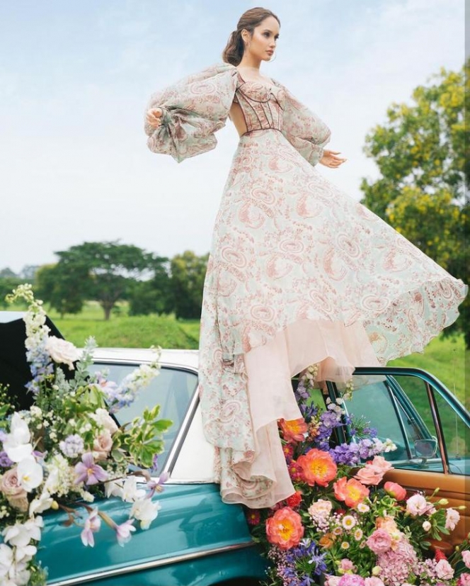 Mirip Barbie, Ini Potret Cinta Laura Bergaya di Atas Mobil dengan Dihiasi Bunga-Bunga Cantik