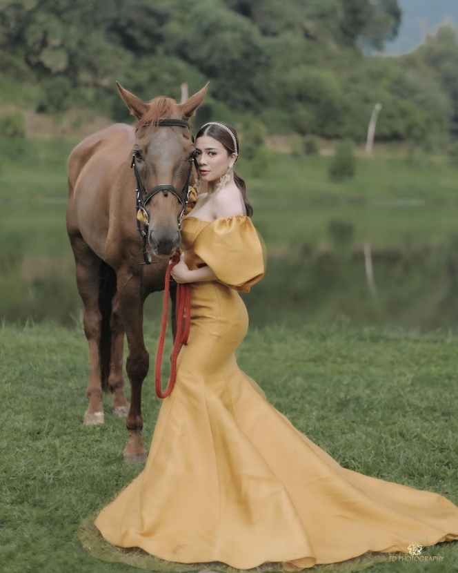 Akan Segera Menikah, Ini 10 Foto Prewed Felicya Angelista dan Hito Caesar Bareng Kuda 