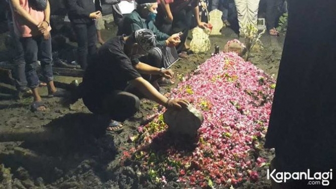 Meninggal Usai Kecelakaan, Ini 10 Potret Pemakaman Chacha Sherly di Jawa Timur