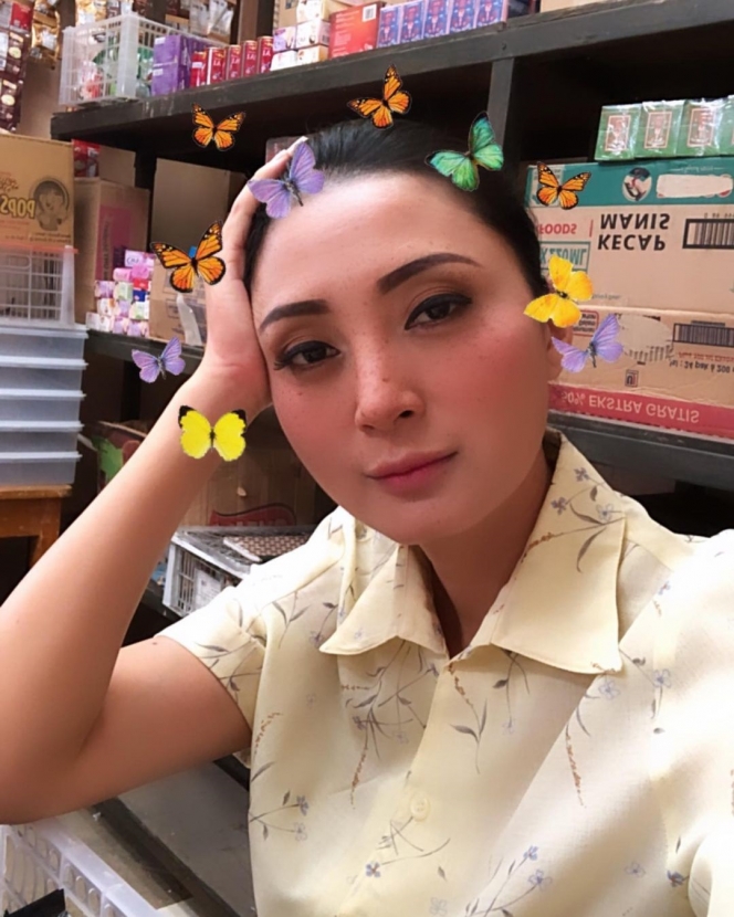 Bikin Netizen Terpana, Ini 10 Potret Della Puspita yang Makin Cantik di Usia 41 Tahun