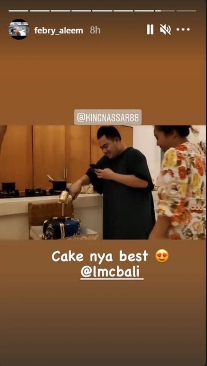 7 Potret Ultah Nassar ke-33, Dirayakan di Bali Lengkap dengan Kue Ulang Tahun yang Unik!