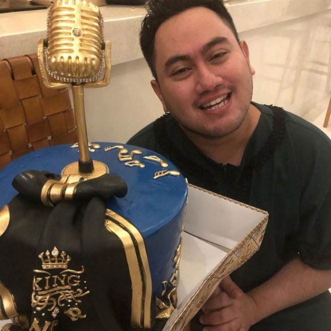 7 Potret Ultah Nassar ke-33, Dirayakan di Bali Lengkap dengan Kue Ulang Tahun yang Unik!