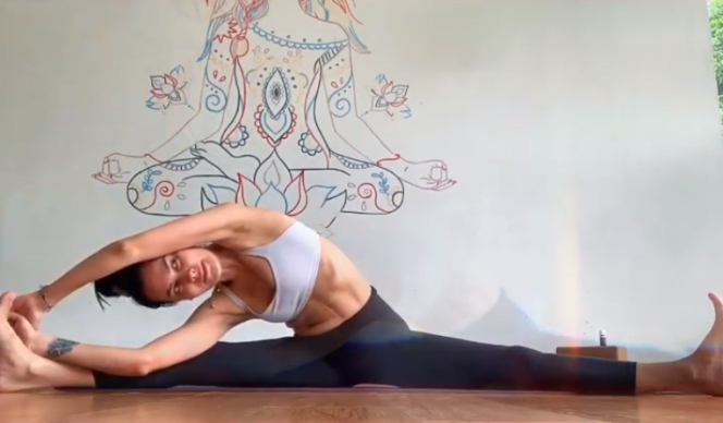 Rahasia Awet Muda di Usia 50 Tahun, Ini 10 Potret Sophia Latjuba Saat Lakukan Yoga