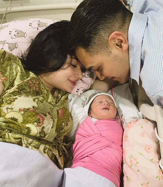 Ini Potret Keluarga Kecil Asmirandah dan Jonas Rivanno Bareng Baby Chloe yang Sweet Banget