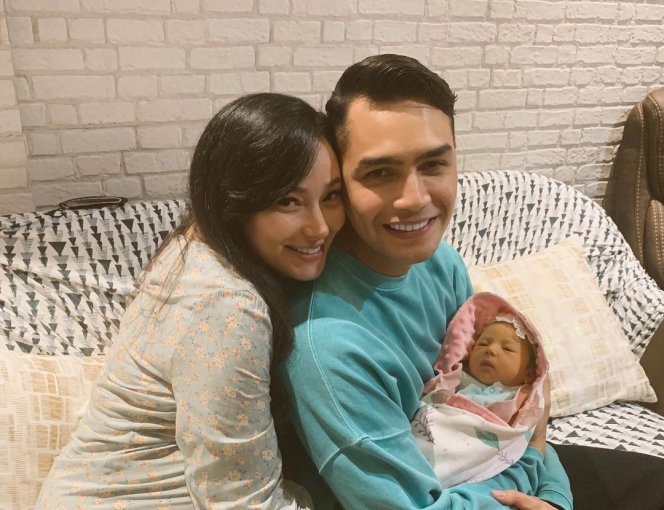 Ini Potret Keluarga Kecil Asmirandah dan Jonas Rivanno Bareng Baby Chloe yang Sweet Banget
