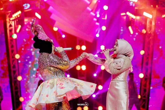 10 Hiasan Hijab Melly Goeslaw yang Nyentrik Abis, Lady Gaga mah Lewat!