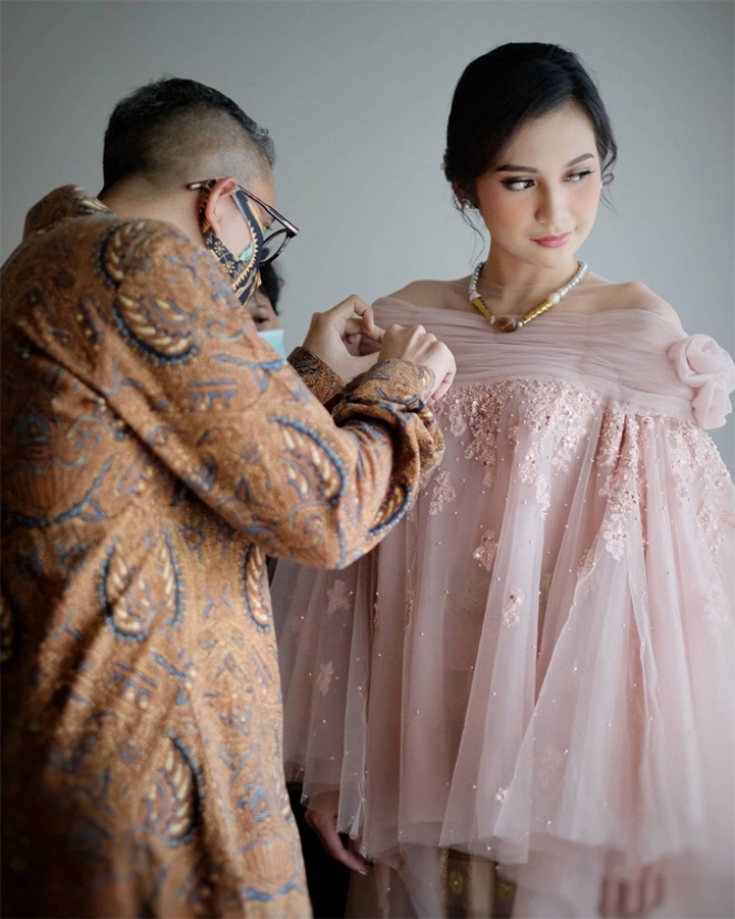 10 Detail Gaun Pernikahan Indah Permatasai, Padukan Gaya Modern dan Baju Bodo Khas Makassar