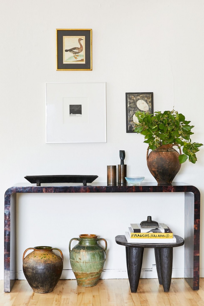 10 Ide Dekorasi Meja Konsol yang Menyatu dengan Ruang