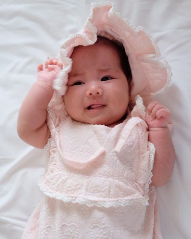 8 Potret Baby Ariella, Putri Yuanita Christiani yang Cantik Bagai Boneka
