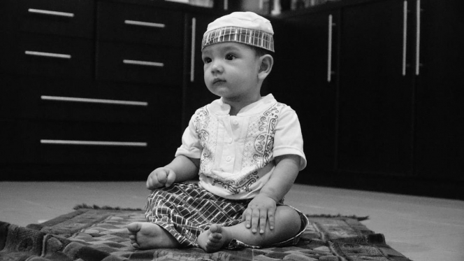Intip Deretan Bayi Selebriti saat Pakai Busana Muslim, Kelihatan Sholeh dan Sholehah Banget!