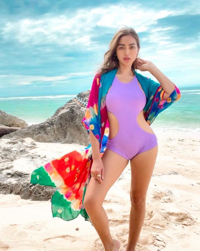 Hot Mom Banget, Berikut 6 Potret Jessica Iskandar Pose dengan Balutan Swimsuit