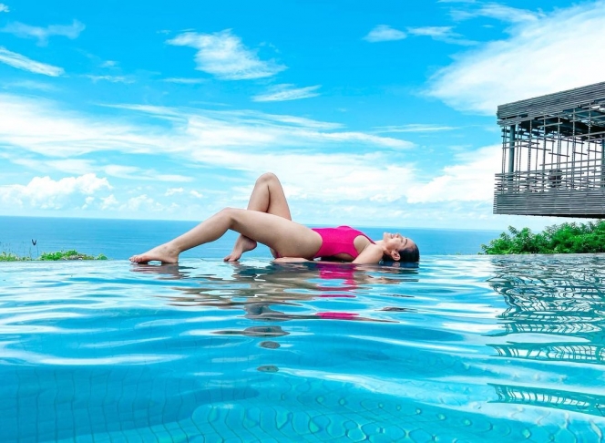 Hot Mom Banget, Berikut 6 Potret Jessica Iskandar Pose dengan Balutan Swimsuit