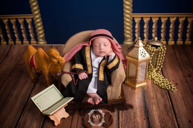 6 Gaya Newborn Photoshoot Anak Vebby Palwinta dengan Tema Arab sampai Barista, Super Gemes!
