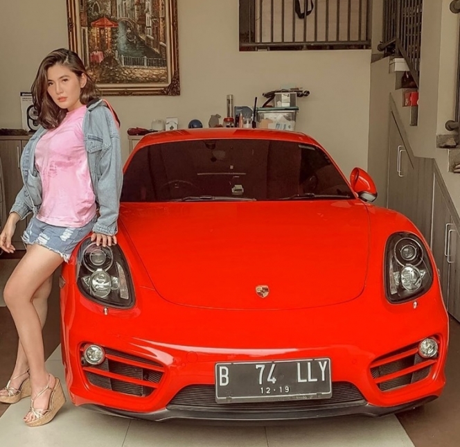 Deretan Selebriti Ini Berikan Kado Kendaraan Mewah ke Pasangan, Sultan Banget!
