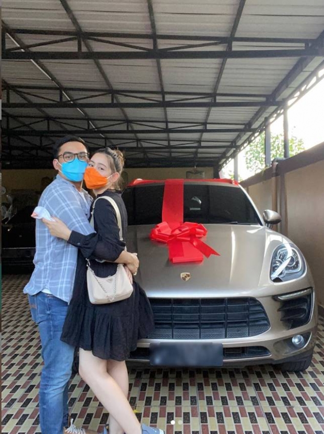 Deretan Selebriti Ini Berikan Kado Kendaraan Mewah ke Pasangan, Sultan Banget!