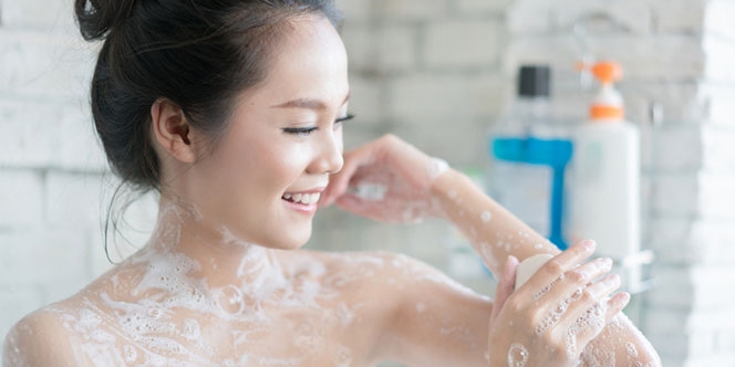 7 Rekomendasi Body Wash yang Nggak Bikin Kulit Kering