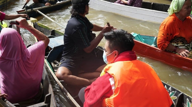 Potret Baim Wong Datangi Korban Banjir di Kalimantan Selatan, Sampai Harus Naik Perahu!