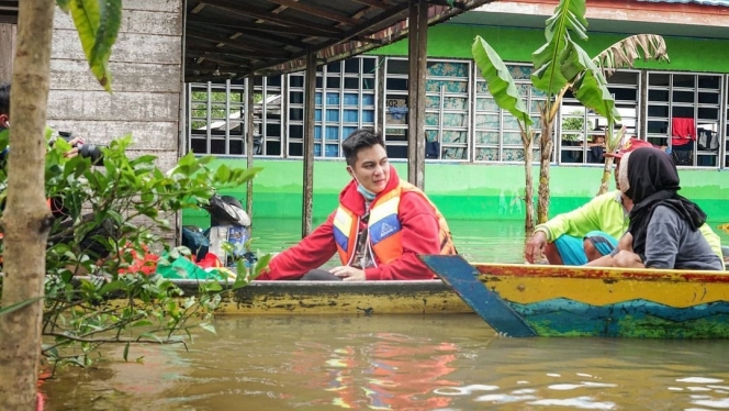 Potret Baim Wong Datangi Korban Banjir di Kalimantan Selatan, Sampai Harus Naik Perahu!
