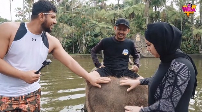 9 Potret Keseruan Ammar Zoni dan Irish Bella Menunggangi Gajah di Bali