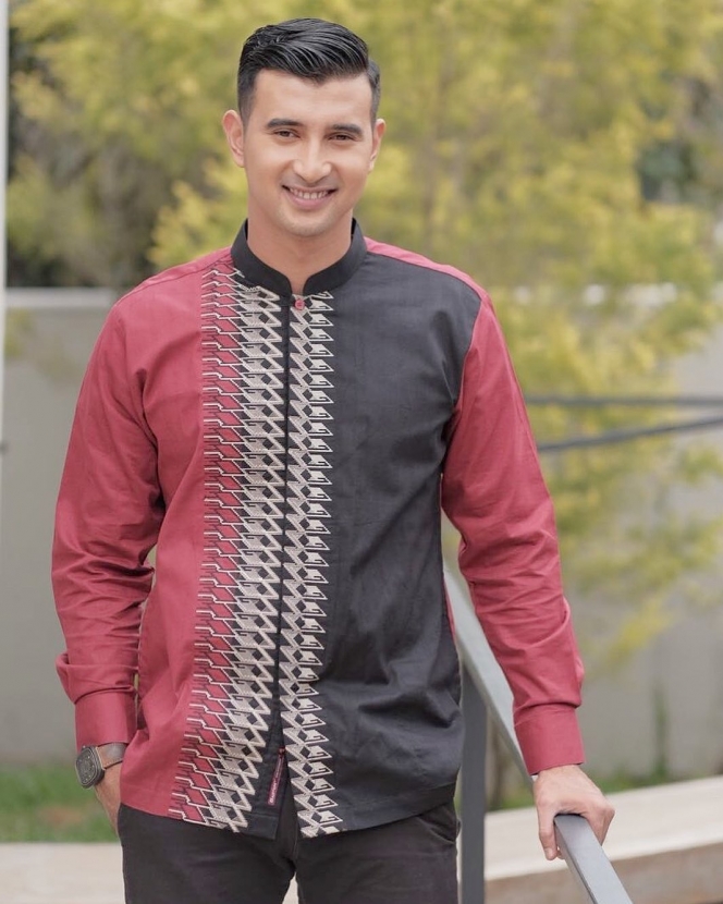 10 Potret Ali Syakieb saat Pakai Baju Koko, Makin Ganteng dan Berwibawa
