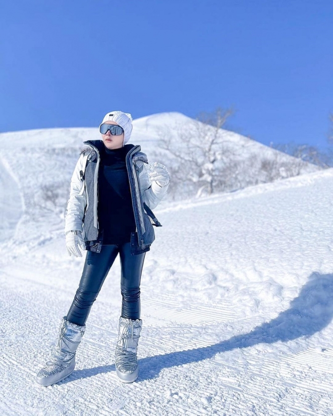 Sebulan di Jepang, Ini 7 Potret Syahrini yang Tetap Cetar Membahana Saat Main Salju