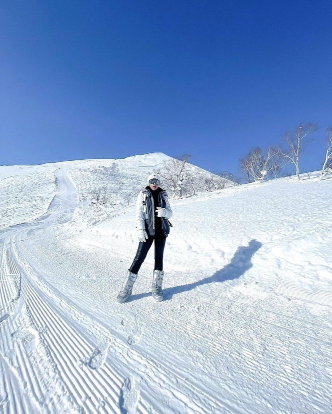 Sebulan di Jepang, Ini 7 Potret Syahrini yang Tetap Cetar Membahana Saat Main Salju