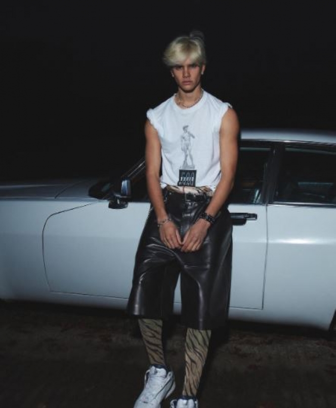Debut Jadi Model, Ini 9 Potret Memesona Romeo Beckham untuk LUomo Vogue