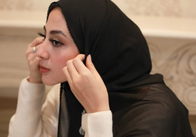 6 Pesona Margin Wieheerm saat Pakai Hijab, Kecantikannya Bikin Hati Adem