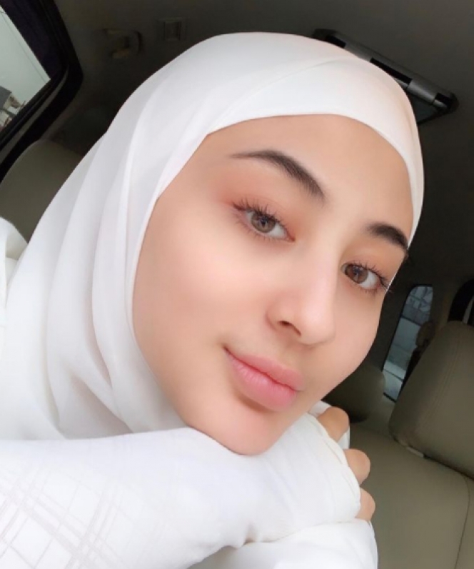 6 Pesona Margin Wieheerm saat Pakai Hijab, Kecantikannya Bikin Hati Adem