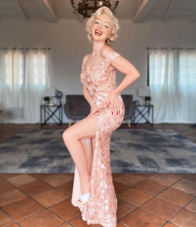 10 Potret Jasmine Chiswell, Seleb TikTok yang Jadi Kaya Raya karena Mirip Marilyn Monroe