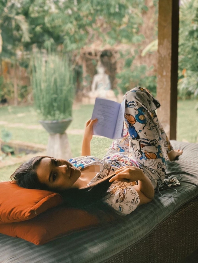 10 Potret Memesona Anya Geraldine di Yogyakarta, Syuting Film Bareng Reza Rahardian