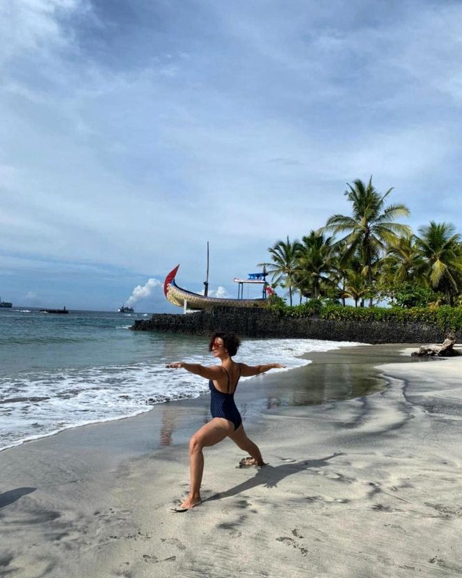 10 Potret Keseruan Wanda Hamidah Liburan di Bali, Asyik Yoga dan Main Bareng Anak di Pantai