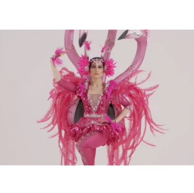 Jadi Ikon Jember Fashion Carnaval 2021, Cinta Laura Tampil Anggun dalam Kostum Flamingo