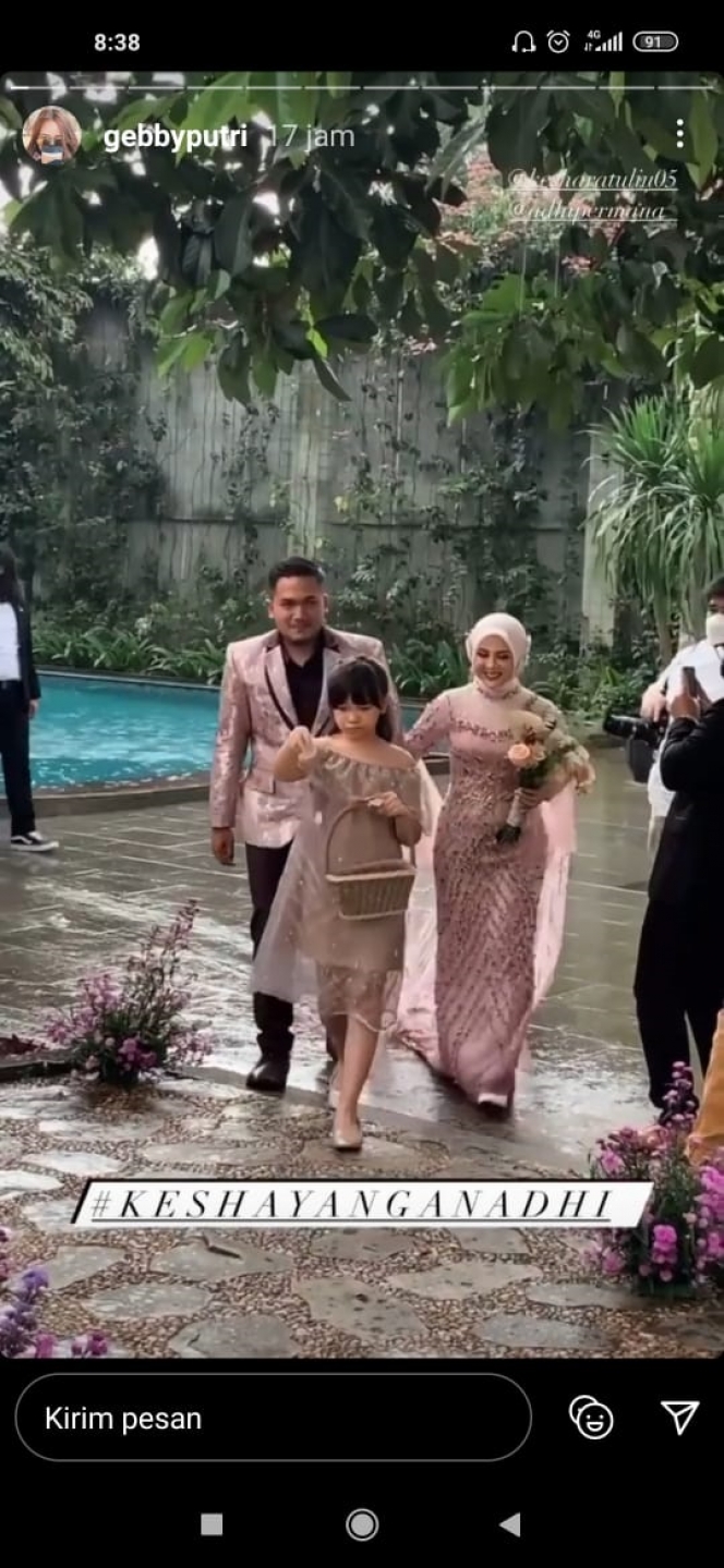 Ini Momen Resepsi Pernikahan Kesha Ratuliu di Tengah Hujan Sampai Ada yang Dilamar
