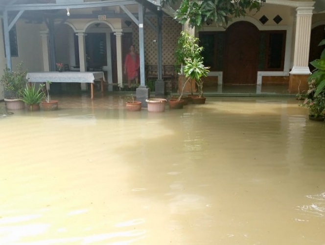 Deretan Potret Rumah Orang Tua Iis Dahlia yang Kebanjiran, Berharap Bencana Segera Reda