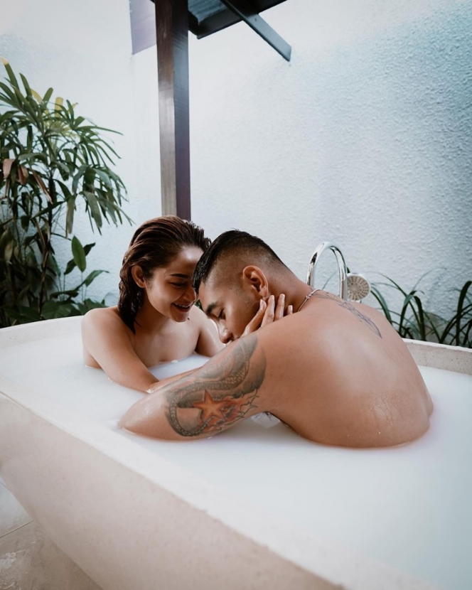 10 Pasangan Artis Ini Pernah Foto Bareng di Bathtub, Mesra Banget Serasa Dunia Milik Berdua!