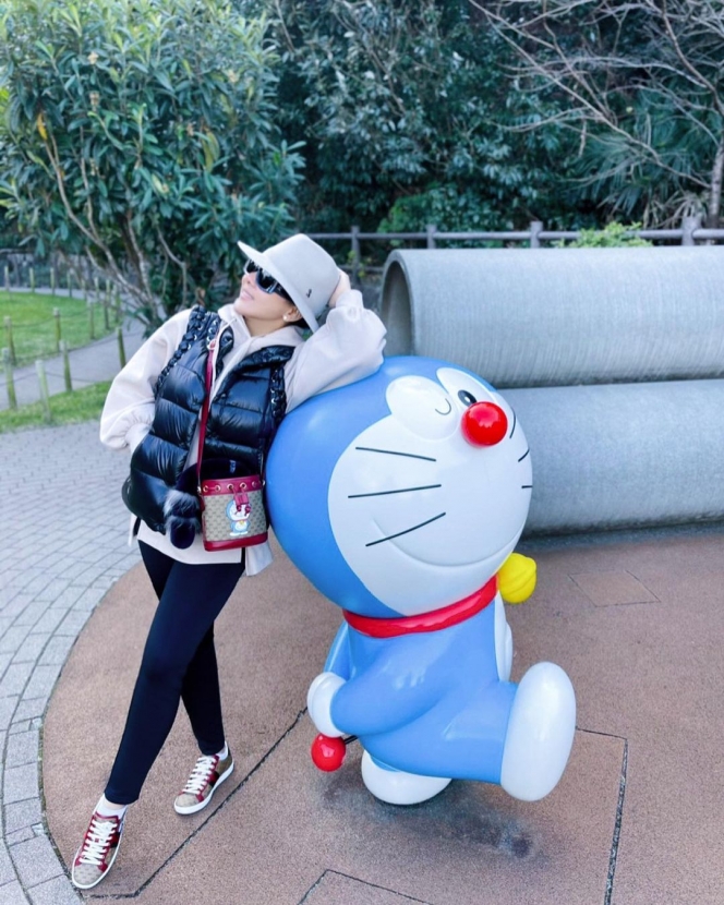 6 Potret Keseruan Syahrini Berwisata ke Taman Doraemon Ditemani Reino Barack