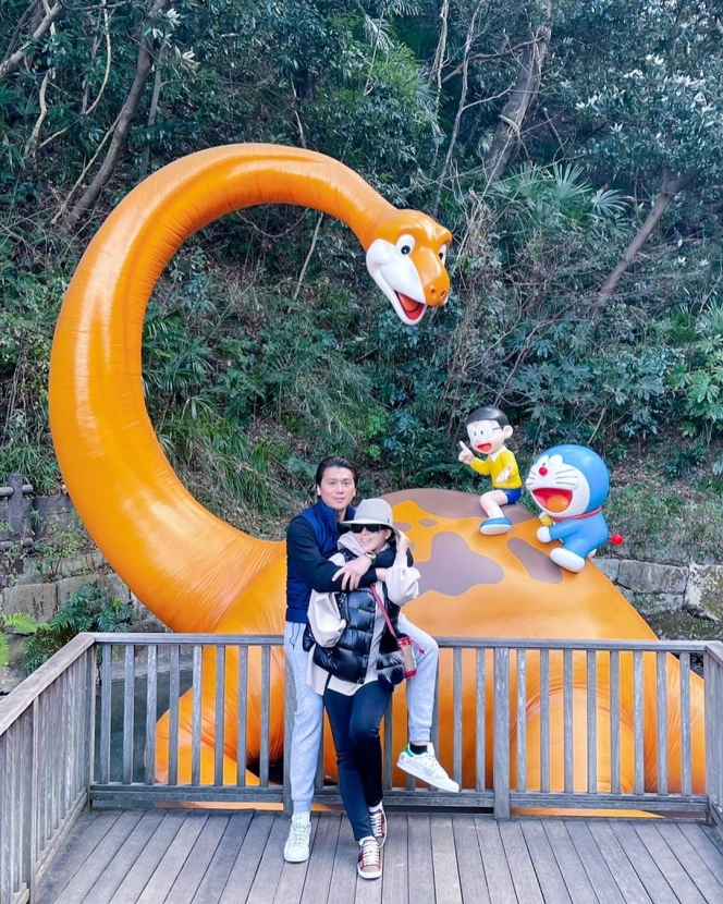 6 Potret Keseruan Syahrini Berwisata ke Taman Doraemon Ditemani Reino Barack