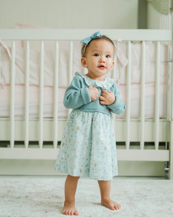  Genap Berusia 1 Tahun, 10 Potret Baby Claire Putri Shandy Aulia Ini Outfitnya Stylish Abis!