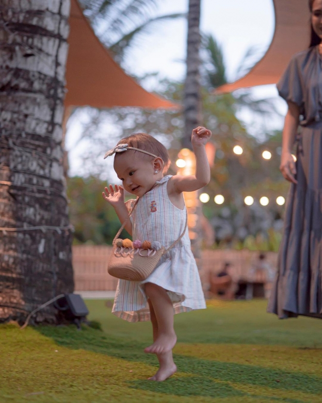  Genap Berusia 1 Tahun, 10 Potret Baby Claire Putri Shandy Aulia Ini Outfitnya Stylish Abis!