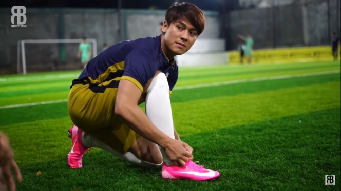 8 Potret Rizky Billar Main Sepak Bola dengan Sepatu Pink, Gagah tapi Unyu!
