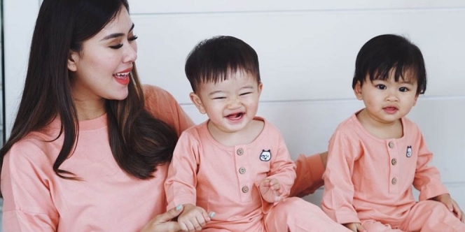 10 Potret Gemas Zayn dan Zunaira Anak Syahnaz Sadiqah saat Pakai Baju Kembar
