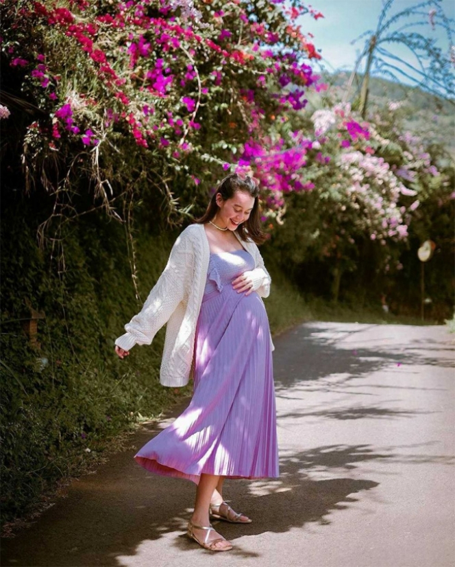 Dari Raisa Andriana Sampai Rachel Vennya, Begini 10 Gaya Selebriti dengan Outfit Warna Lilac