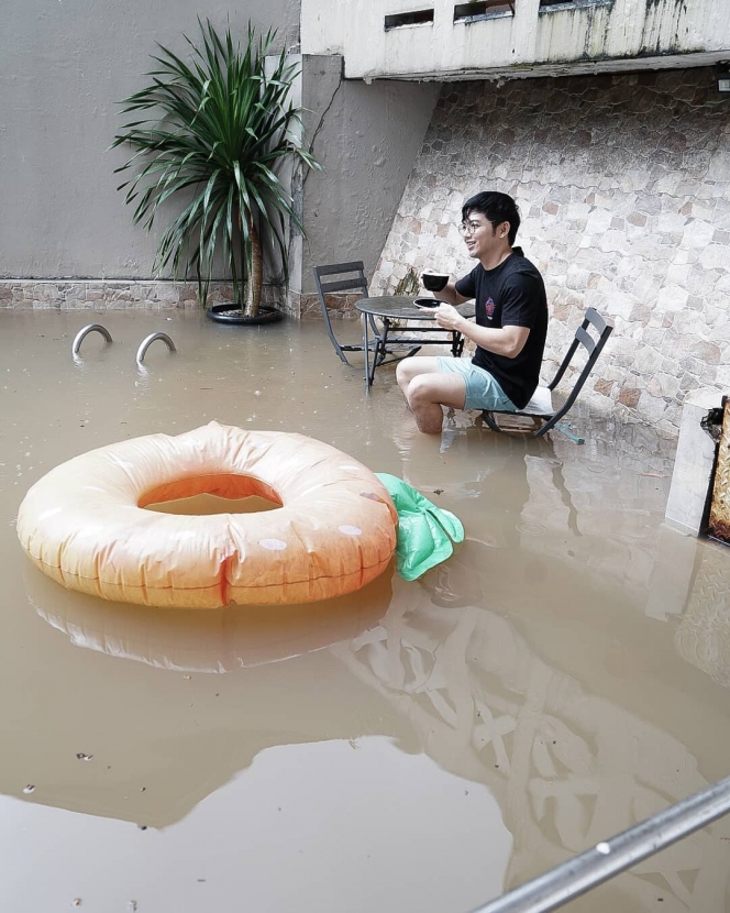 Diguyur Hujan Deras, Ini Deretan Selebriti yang Jadi Korban Banjir