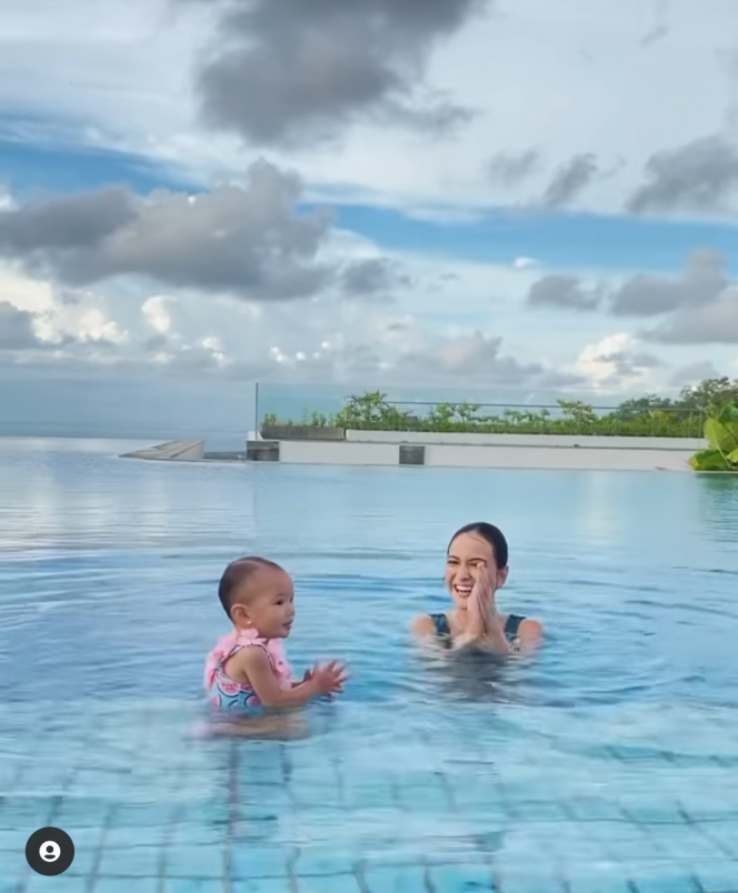 Momen Keseruan Shandy Aulia dan Miss Claire saat Berenang, Sampe Bikin Netizen Heboh!