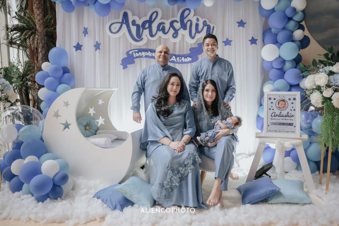 7 Momen Aqiqah Anak Angbeen Rishi dan Adly Fairuz, Penuh Kehangatan dengan Tema Warna Biru