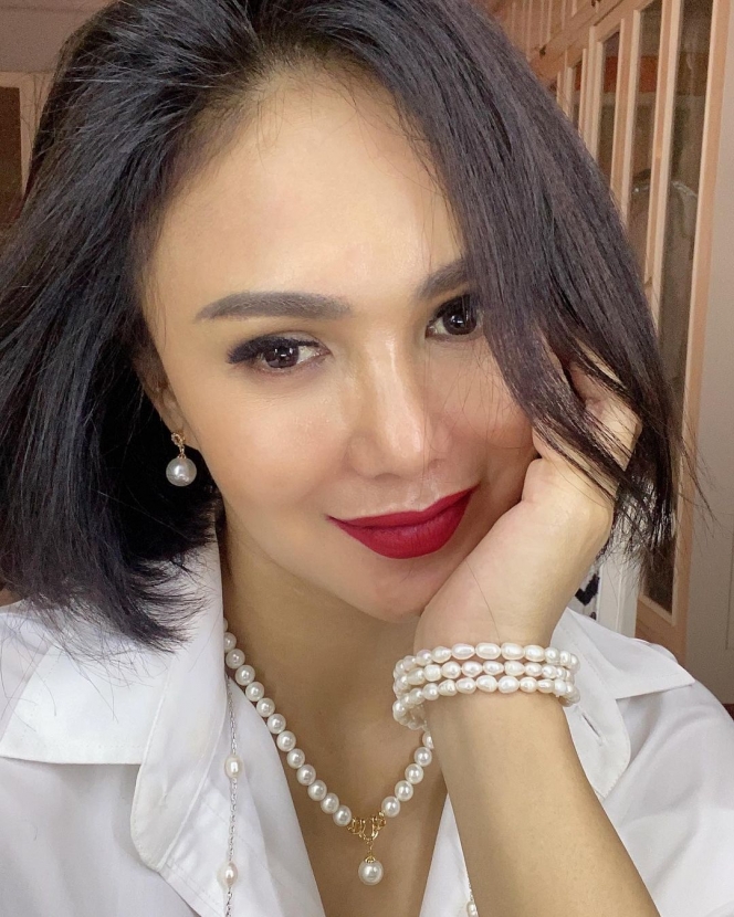 10 Potret Yuni Shara Pakai Lipstik Merah, Pesonanya Bak Remaja 