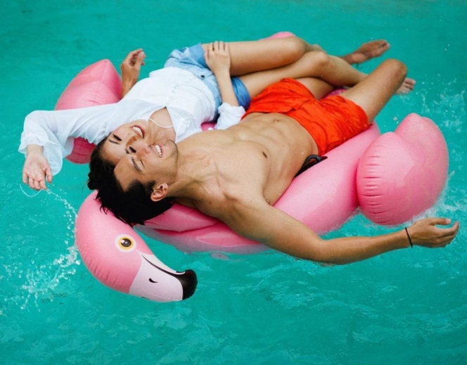 Sederet Gaya Romantis Pasangan Selebriti Indonesia Foto Dalam Air, Ada yang di Laut Lepas!
